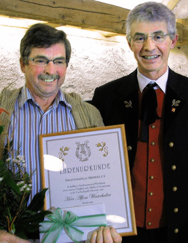 Vorsitzender Willi Lauby (rechts)  ern...glied  der Trachtenkapelle Oberried.    | Foto: Monika Rombach