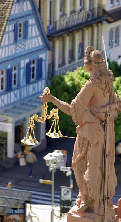 Justizia auf dem Offenburger Rathaus.   | Foto: Seller