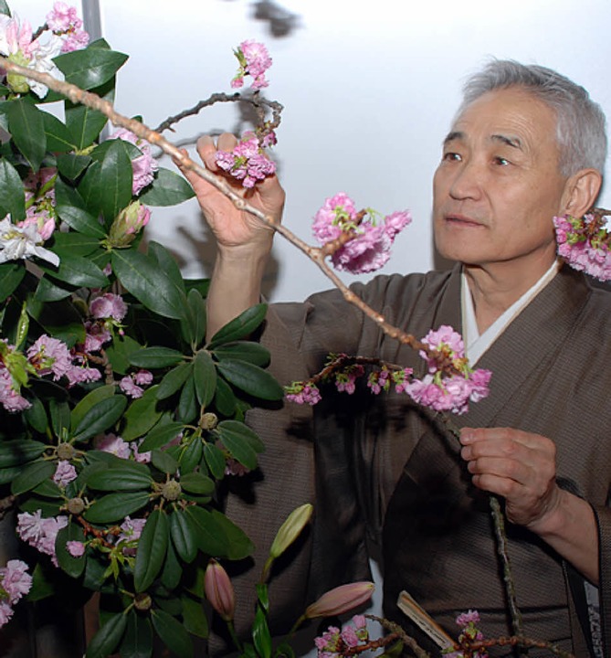 Lernen von der Natur: Ikebana-Meister Kikuto Sakagawa.   | Foto: Siefke