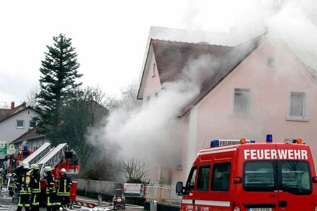 Feuerwehr findet Toten in brennendem Haus