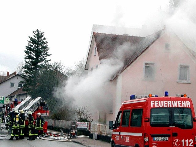 In diesem Haus in Oberachern fand die Feuerwehr einen toten Mann.  | Foto: Roland Spether