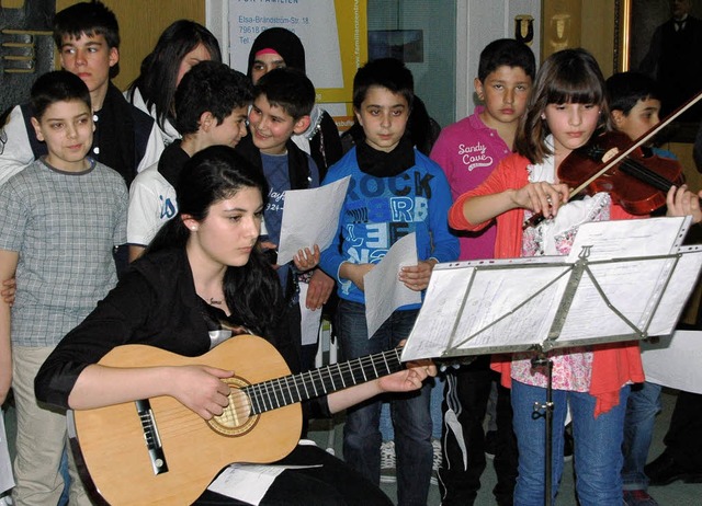 Kinder der trkischen Schule sangen tr... zum Abschluss der Tagesmtteraktion.   | Foto: Martina Proprenter