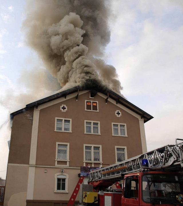 Schwarzer Rauch drang aus dem Wohn- un...uerwehr am Sonntag frh dort eintraf.   | Foto: Feuerwehr
