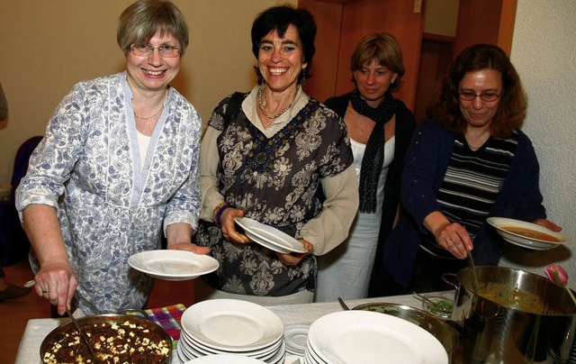 Zwischen Interpretationen des Frauenbi... Bibel war  eine Strkung willkommen.   | Foto: Decoux-Kone