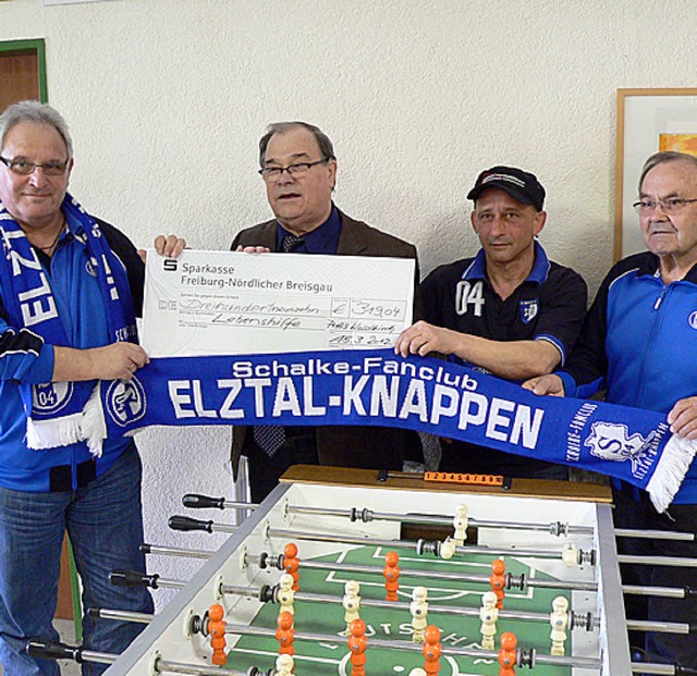 Klaus Moser (links) vom Schalke-04-Fan...rgibt einen Scheck an die Lebenshilfe.  | Foto: Kurt Meier