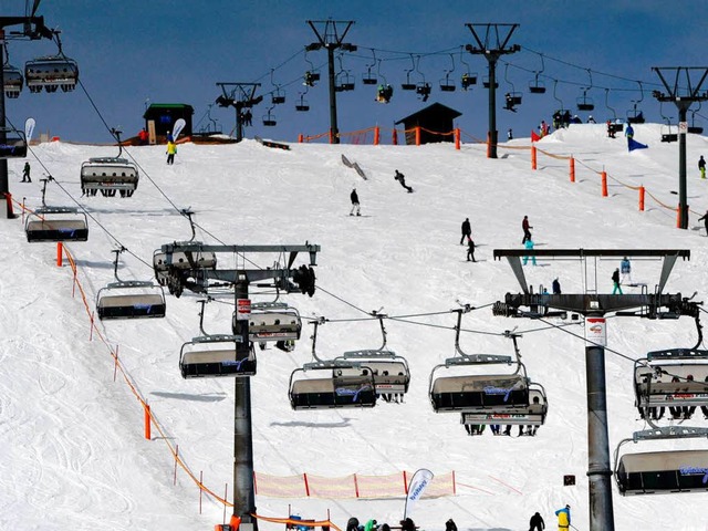 Mit einer halben Million Skifahrern re...hsten Berg im Land lange Zeit Schnee.   | Foto: dpa