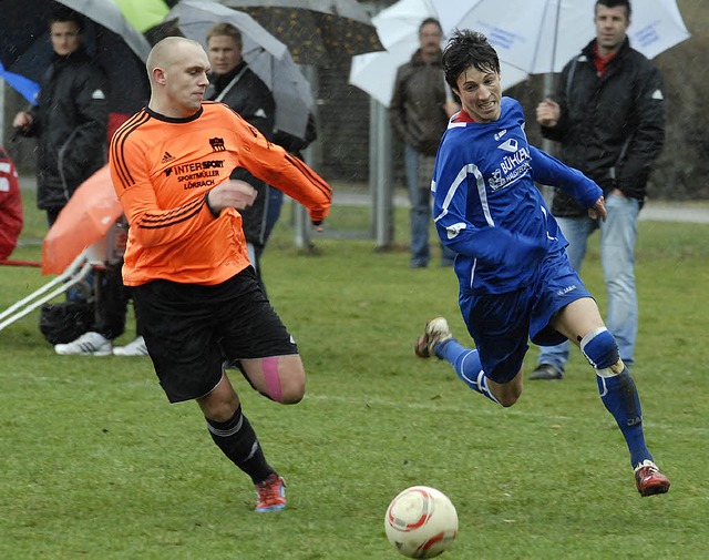 It&#8217;s raining men. Der Lrracher ...ch, rechts hinten Trainer Ralf Moser.   | Foto: matthias kaufhold