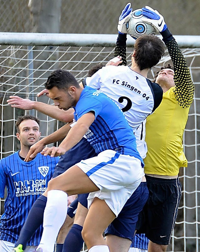 Zupackend ging es zu im Singener Straf... (li.) und Ylli Lokaj alles im Griff.   | Foto: keller