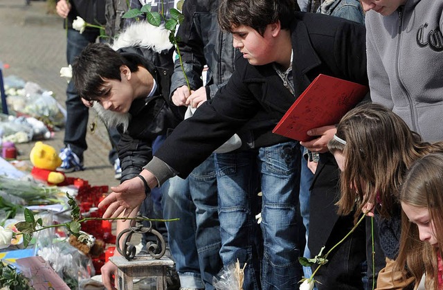 Zahlreiche Kinder gedenken an der Grun...n der Schweiz ums Leben gekommen sind.  | Foto: AFP