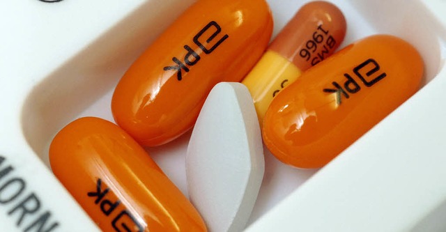 Die morgendliche Medikamentendosis eines HIV-Patienten.  | Foto: dpa