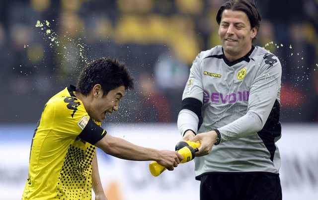 ben schon mal fr die Meisterfeier: S...(links) und Keeper Roman Weidenfeller   | Foto: dapd