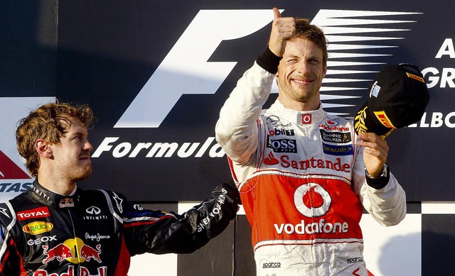 Sebastian Vettel (links) klopft seinem... Button anerkennend auf die Schulter.   | Foto: dpa