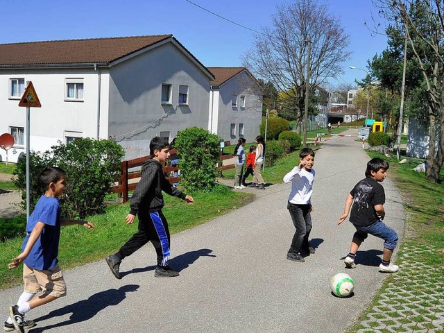 Fuballspielende Jungs vor dem Asylheim Bissierstrae.  | Foto: Thomas Kunz