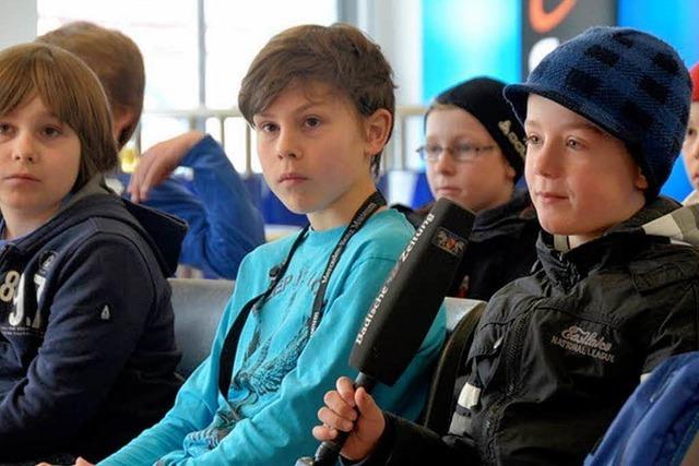 Video: Kinderreporter quetschen Eishockeyspieler aus