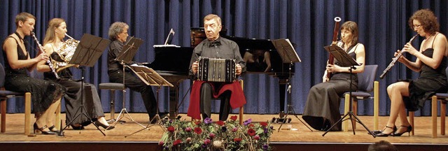 Der argentinische Bandonen-Spieler H...o Querceto beim Mozartfest im Kurhaus.  | Foto: Hans Jrgen Kugler