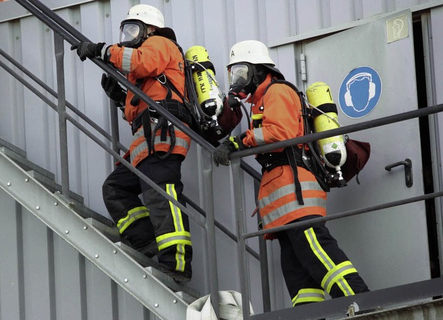 Wehrmnner machen sich, ausgerstet mi...ten&#8220; in der Asphalt-Mischanlage.  | Foto: O. Faller