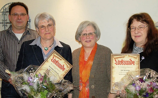 Silberne Ehrennadel nebst Urkunde fr ...Turnverein Sthlingen ehren zu knnen.  | Foto: Binner-Schwarz