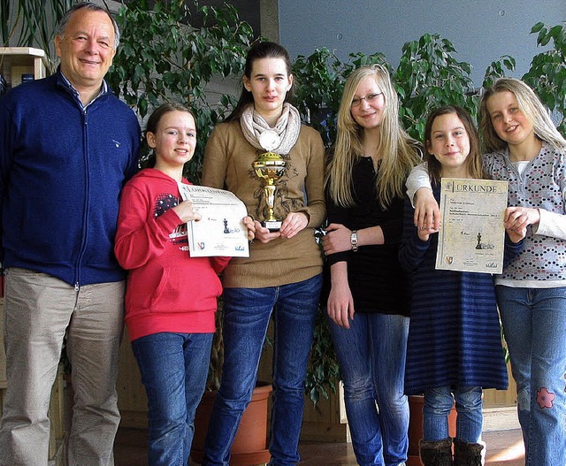 Die Mdchenmannschaft der Schach-AG de..., Tatjana Huber und Emilia Kmmerling.  | Foto: Dietmar Noeske
