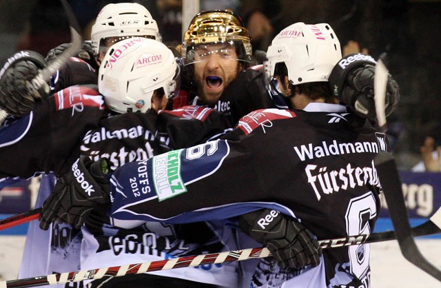 Jubel um den Mann mit dem Goldhelm: Wi...ger Teamkollegen strmisch gefeiert.    | Foto: dieter Reinhardt