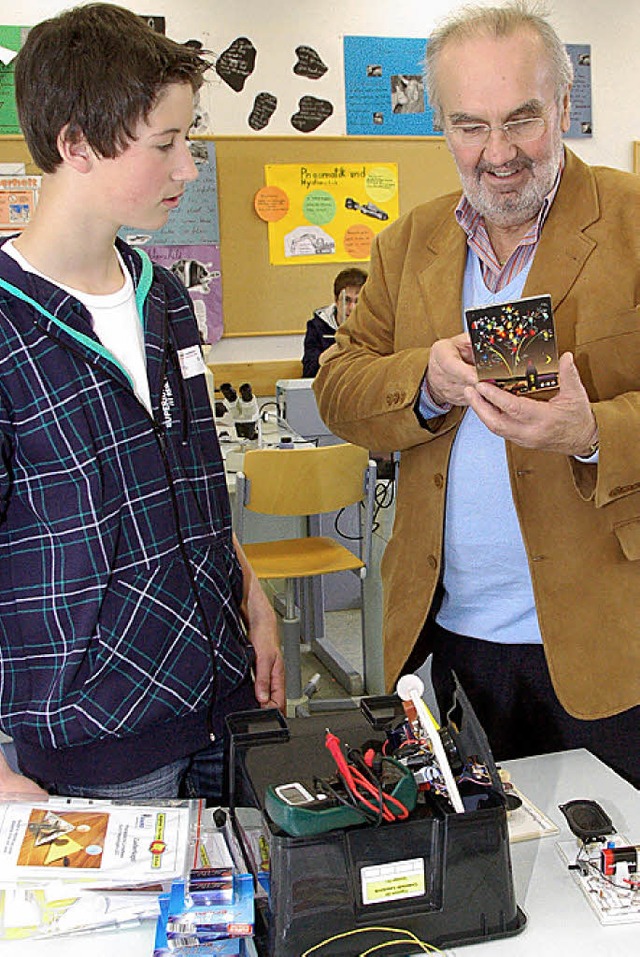 Sommerberg-Schule in Lenzkirch im Tech...ld fhrt hier Elektronikbausteine vor.  | Foto: Horst A. Bss