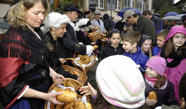 Wie anno dazumal: Am Sonntag gab&#8217;s in Sulzburg Gratisweckle.   | Foto: Volker Mnch