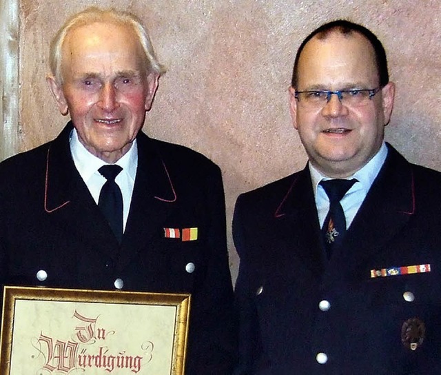 Abteilungskommandant Klaus Beiser (rec...f fr 65 Jahre bei der Feuerwehr aus.   | Foto: D. Frick