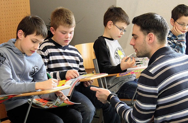 Das France-Mobil ist da. Julien Berter... Witz, was er von den Kindern mchte.   | Foto: Stefanie Sigmund