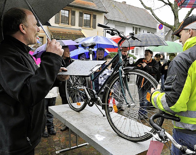 Martin Spoth von der Gemeinde versteig...r Radfahrer aufgebaut (Foto rechts).   | Foto: Bernhard Rein