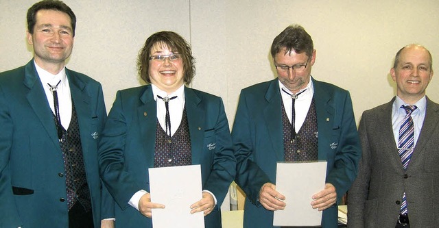 Martin Drayer (rechts), Bezirksvorsitz...nks) Werner Schmidt und Viola Ziemer.   | Foto: Pia Grttinger