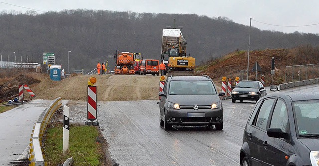 An der Fahrbahndecke  fr die neue B-3...r ber die neue Brcke rollen knnen.   | Foto: langelott