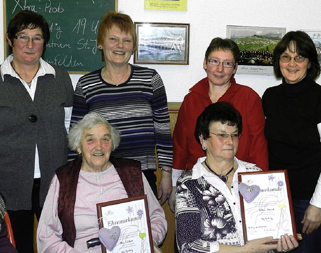 Fr 40 Jahre aktive Mitgliedschaft im ...s die Ehrung vor (stehend von links).   | Foto: gerhard wiezel