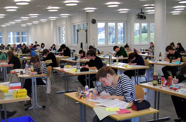 Jeder Abiturient hat einen Tisch fr sich, hier bei der die Deutsch-Prfung.   | Foto: Hubert Wischnewski