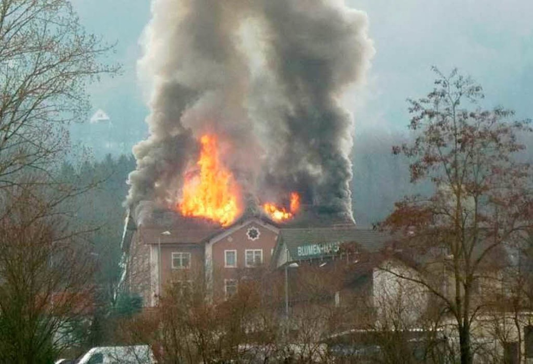 Wie stark das Feuer am Sonntag in Brennet war, verdeutlicht dieses Bild.  | Foto: Frank Lückfeldt