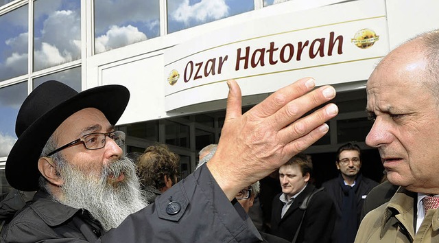 Rabbi Joseph Matusof vor der jdischen Ozar-Hatorah-Schule   | Foto: AFP