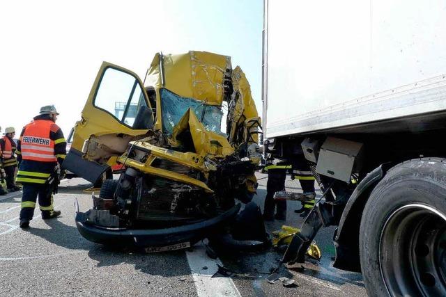 Transporterfahrer stirbt bei Auffahrunfall auf der A 5