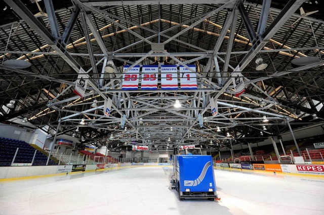 Auf dem Eis der Franz-Siegel-Halle wir...t des Eisstadions aussieht, ist offen.  | Foto: Ingo Schneider