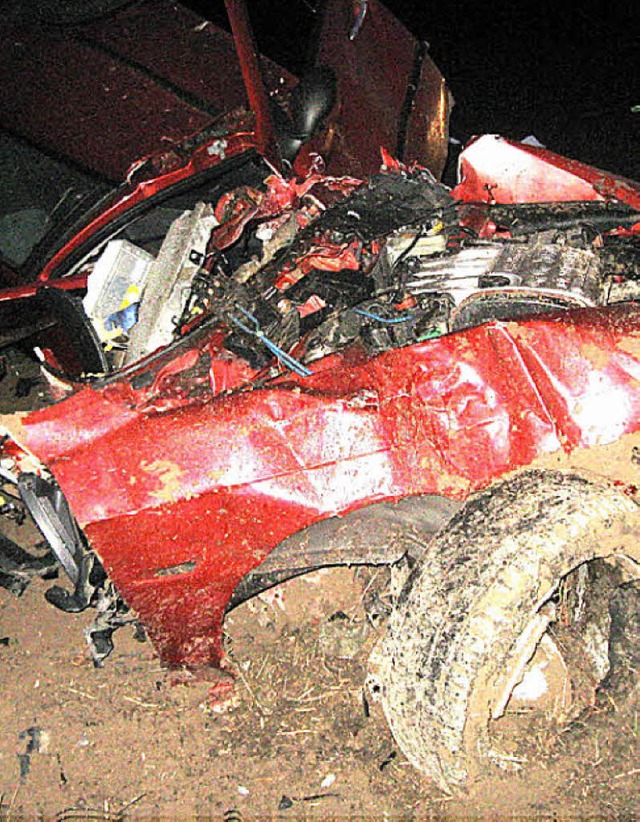 Auseinandergerissen wurde dieser Pkw, ... Fahrer berlebte diesen Unfall nicht.  | Foto: Polizei