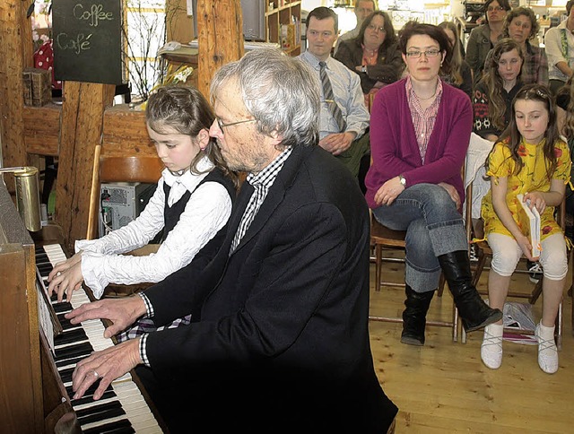 <ppp> </ppp>und Milena Djachi vierhndig mit Klavierlehrer Harald Westphal  | Foto: Marion Pfordt