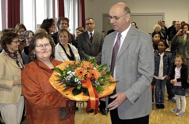Der Vorsitzende des ltestenkreises, W...s Kurz mit einem Blumenstrau.          | Foto: Alfred Arbandt