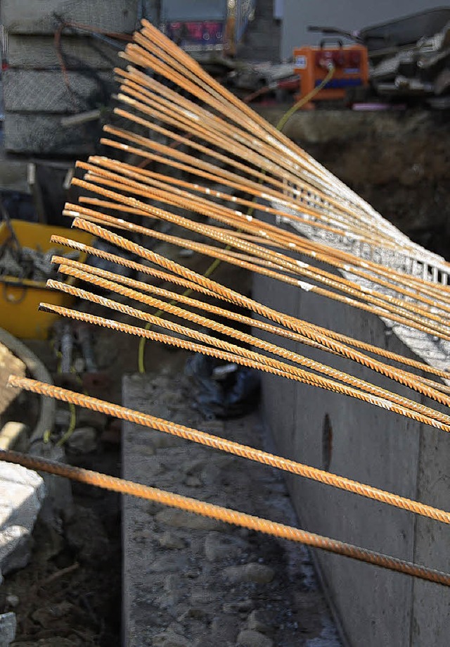 Die Arbeiten fr den Fugngersteg an der Brcke Gutmann  laufen noch.   | Foto: Bury