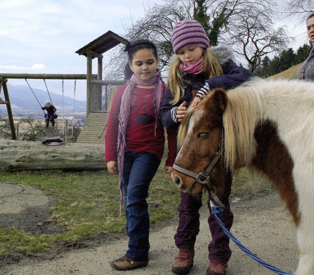 Die Schwarzwald-Cowgirls Marlene und Carolina mit Pony Tarzan  | Foto: Rebekka Sommer