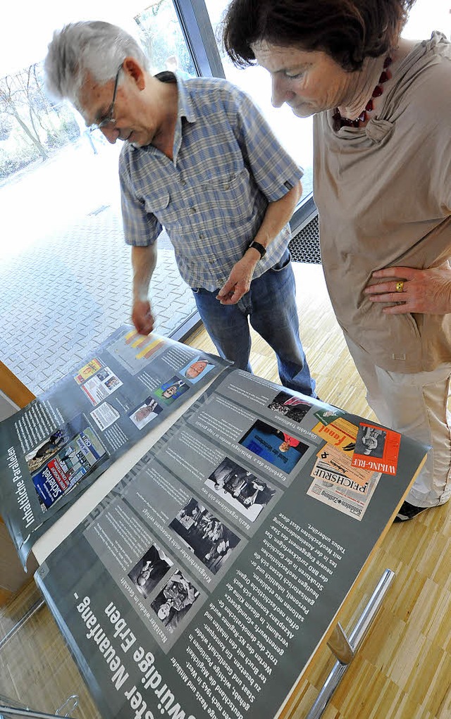 Max Heinke und Marlu Wrmell-Klauss beim Vorbereiten der Ausstellungs-Plakate.   | Foto: Michael Bamberger