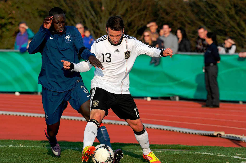 U-18-Nationalmannschaft siegt gegen Frankreich 2:0 in Weil am Rhein.