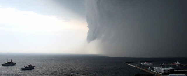 Strmisch: Im Juli 2010 fegte dieser Tornado ber Helgoland.   | Foto: dpa