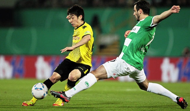 Dortmund Shinji Kagawa (links) und Frths Mergim Mavraj kmpfen um den Ball.  | Foto: dapd