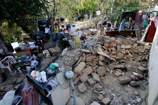 Das Erdbeben im mexikanischen Bundesst...ser zerstrt wie hier im Ort Ometepec.  | Foto: AFP