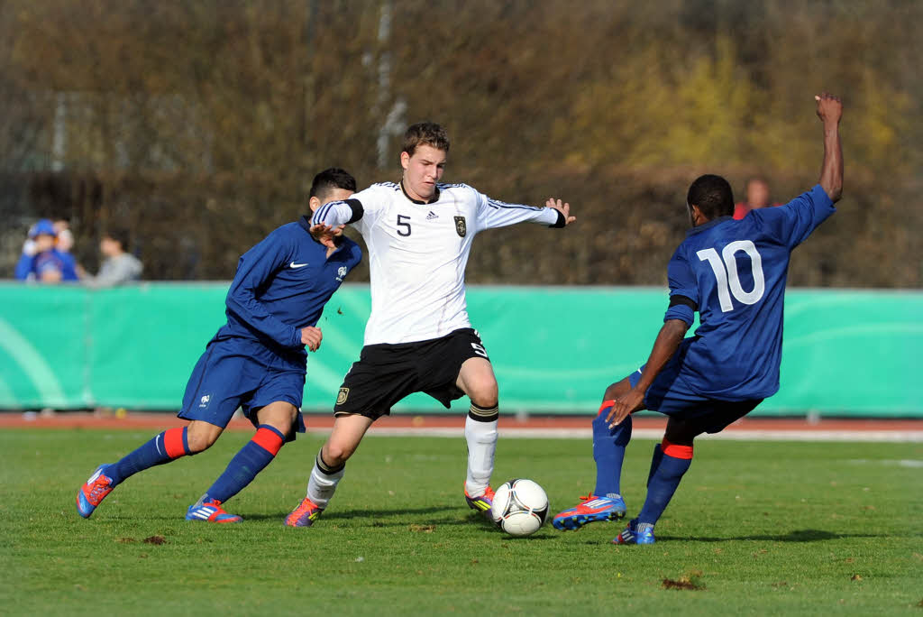 U-18-Nationalmannschaft siegt gegen Frankreich 2:0 in Weil am Rhein.