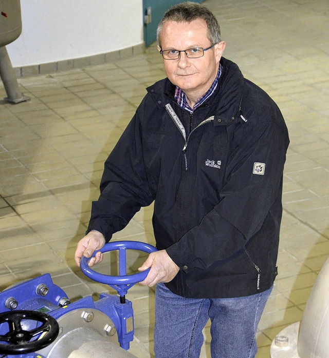 Wassermeister Hansjrg Rehm bei der Arbeit  | Foto: Jens Klein