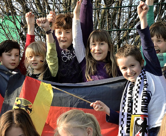 Lnderspielstimmung im Nonnenholz: 250...FB-Maskottchen Paule mit dem Publikum.  | Foto: Maik Wilke