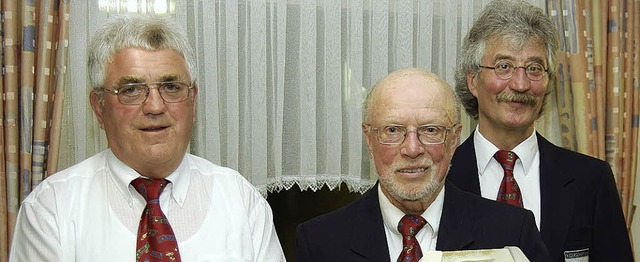 Bernhard Ehret (Mitte) ist seit  60 Ja...eter Arnold Schaub gratulierten ihm.    | Foto: Renate Tebbel